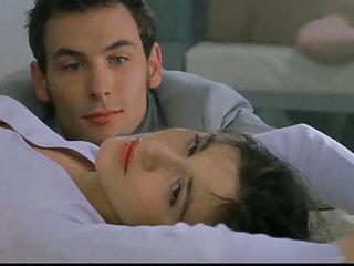Busty کلی فیلم رقص سکسی زنان در رختخواب